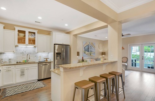 Epworth Acres House | Island Breeze | Luxury Townhouse | Free Bikes | Bring Your Boat Marina Close By
