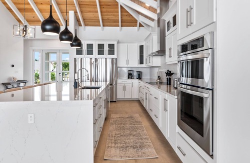 Tar Bay House | Island Time - Brand New 4 bedroom Luxury house right on the Beach!