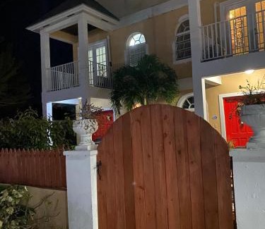 Gambier Apartment | Island Vibes Point of View- Near Beach & Airport