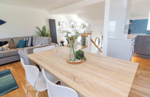 Porth Cottage | ISLAND VIEW, pet friendly, country holiday cottage in Porth