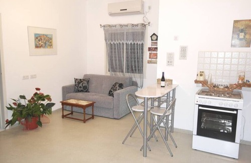 Rehovot Apartment | Israeli Home is an accommodation offering garden views.