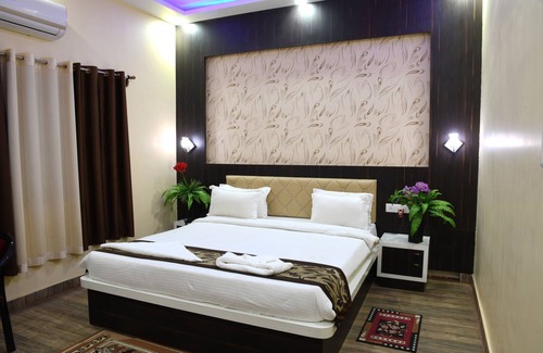 Bodh Gaya Hotel | It is situated in Bodhgaya it near by Terger Monastery.