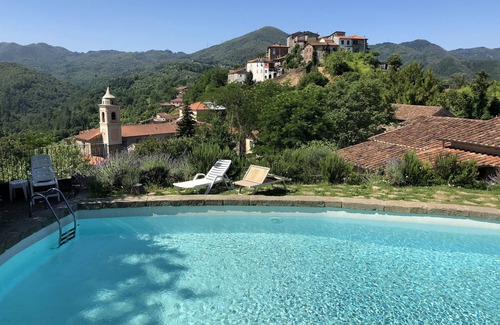 San Terenzo Monti Villa | PODERE BEATRICE 20P, with large pool, free WI-FI, BBQ, near Cinque Terre