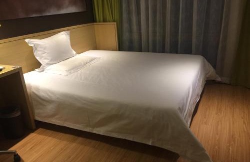 Beijing Hotel | IU Hotel Beijing Life Science Park Station