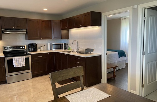 Leamington House | Izzy's Lookout Lake House - Spacious 2 bedroom house