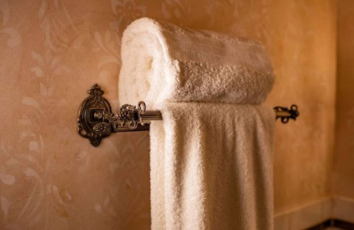Elizabethtown House | J. Bonaparte Suite at Moonstone Manor