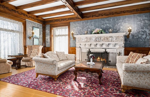 Endion House | J.D. Rockefeller Suite w/King Bed & Fireplace
