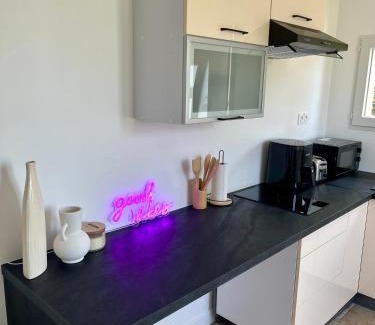 Les Pavillons-sous-Bois Apartment | Jaccuzi F2 proche du Canal
