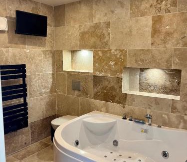Les Pavillons-sous-Bois Apartment | Jaccuzi F2 proche du Canal