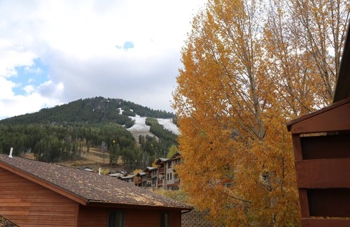 Jackson Condo | Jackson Hole 2 Bedroom Mountain Chic Townhome-10 min walk to Town Square