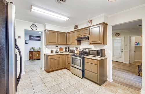 Tougaloo House | Jackson Home w/Patio, 2 Grills & Ping-Pong Table!