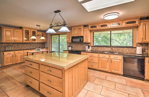 Arlington House | Jacksonville Home on 1 Acre about 6 Mi to Beach!