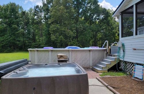 McCutcheon Field House | Jacksonville Ranch with private Hottub and Pool, stocked Pond with row boat, Bike and Hiking trails