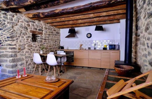 San Felices de Ara Apartment | Jal house. Stone apartment, fireplace