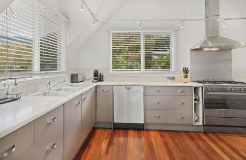Merrijig House | Jarrah House - Sleeps 10 - Merrijig