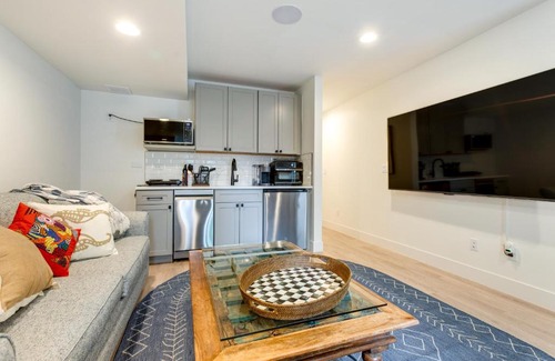 Jefferson Park Apartment | Jefferson Park Apartment Walk to Empower Field!