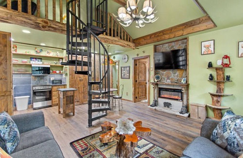 Jim Thorpe Cabin | Jim Thorpe Rustic Cabin With Hot Tub, EV Charger, BBQ Grill & Outdoor Games!