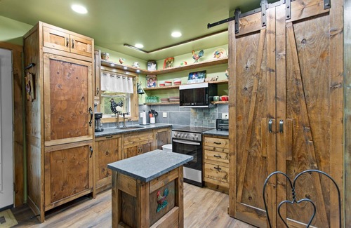 Jim Thorpe Cabin | Jim Thorpe Rustic Cabin With Hot Tub, EV Charger, BBQ Grill & Outdoor Games!