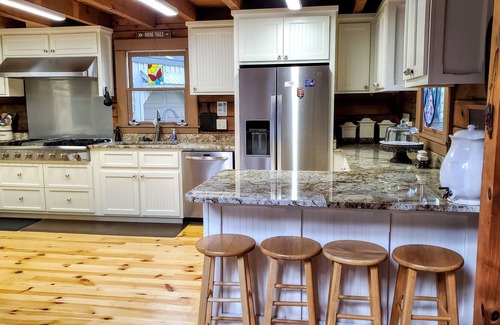 Rocky Bottom House | Jocassee Gorge Mountain Lodge on creek-Waterfront