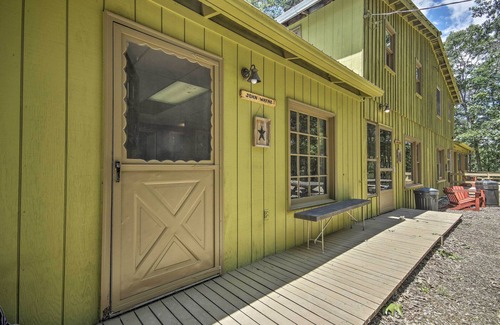 Huntingdon Apartment | ‘John Wayne' Apartment - Deck, BBQ, Horses On-Site