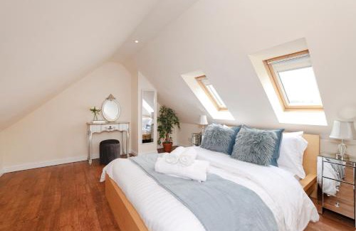 Kelty Apartment | JOIVY Greenknowes Lodge with Hot Tub and Wood Burning Stove