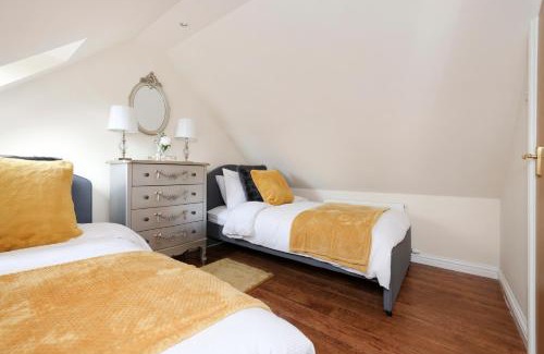 Kelty Apartment | JOIVY Greenknowes Lodge with Hot Tub and Wood Burning Stove