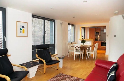 New Town Apartment | JOIVY Inviting Flat with Parking in Canonmills
