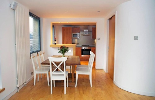 New Town Apartment | JOIVY Inviting Flat with Parking in Canonmills