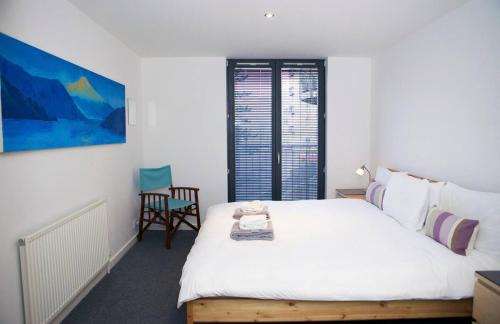 New Town Apartment | JOIVY Inviting Flat with Parking in Canonmills