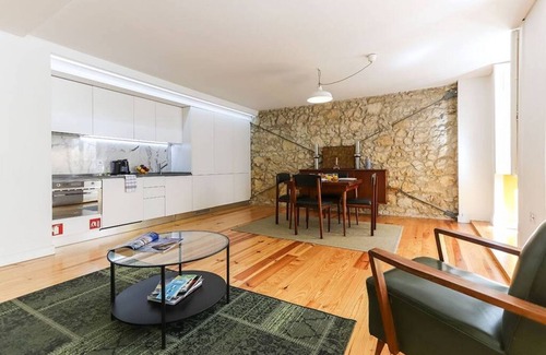 Sao Jose House | JOIVY Spacious & elegant 1-bed flat, moments from Avenida station