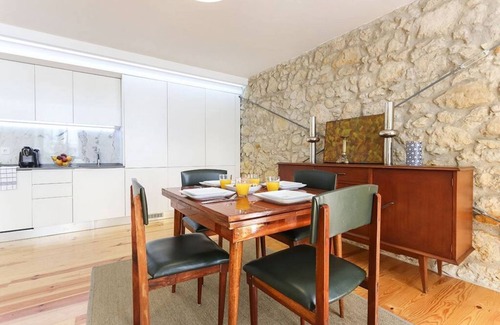 Sao Jose House | JOIVY Spacious & elegant 1-bed flat, moments from Avenida station