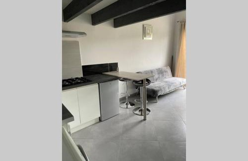 Junas Apartment | Joli studio avec terrasse privée