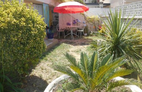 Meze Apartment | Joli studio clim au calme jardin 200 m plages