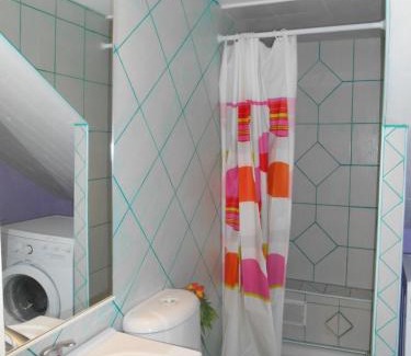 Meze Apartment | Joli studio clim au calme jardin 200 m plages
