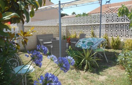 Meze Apartment | Joli studio clim au calme jardin 200 m plages