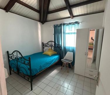 Vieux-Fort House | Jolie maison saisonnière en Guadeloupe de 160m2 disposant de 4 chambres 2 toilettes une grande véranda et terrasse