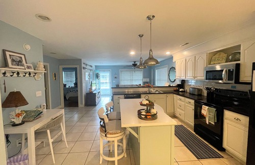 Chincoteague House | Josie's Getaway - Pet Friendly - LINENS AND TOWELS PROVIDED - Firepit