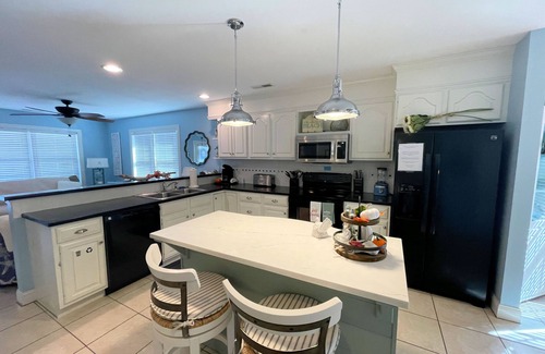 Chincoteague House | Josie's Getaway - Pet Friendly - LINENS AND TOWELS PROVIDED - Firepit