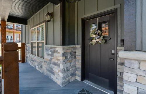 Table Rock House | Journey's Remedy -Lake View Sleeps 30