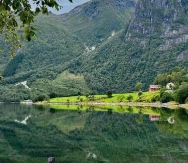 Nesset House | Jovollstua i Eresfjord med båt til leie