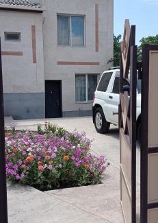 Vagharshapat Apartment | Julia's Place - Apartment, Garden & BBQ