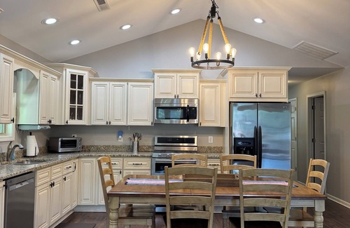 Dadeville House | Jump Platform & Rope Swing, Dock. Kayak. Screened Porch. Firepit. Family Fun!