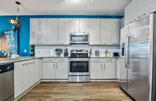 Great Lakes Apartment | Jungle on the Square – Luxury 1BR w/Rooftop Lounge, Pool & Gym Access