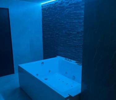 Koekelberg Apartment | Jungle suite romantic - private Jacuzzi -