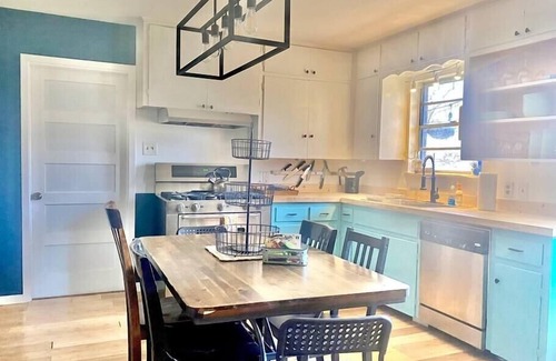 Johnston Terrace House | Juniper House | Group Getaways | Airport and E.ATX