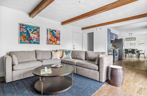 Stevensville House | Juniper Presents: Fire Pit, Deck + Foosball, 1-min to Watermark Brwy
