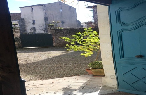 Hastingues Apartment | Jurançon apartment, accommodation in the Château d'Estrac