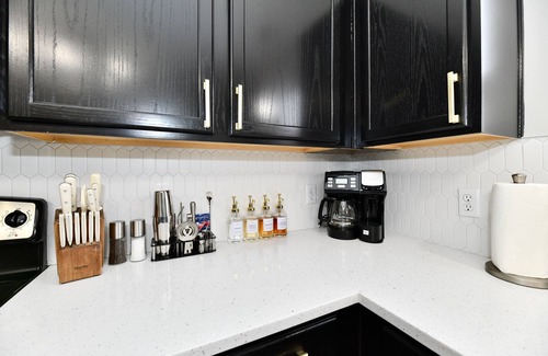 Indianapolis House | Just 10 Mins to Lucas Oil Stadium, Downtown, and SAFE! Host 12+ in spacious home