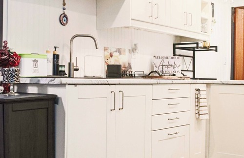 West Deane Park Apartment | Just 9 minutes from the airport. Your refuge awaits you.