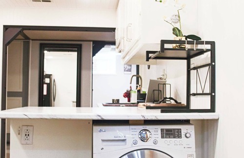 West Deane Park Apartment | Just 9 minutes from the airport. Your refuge awaits you.